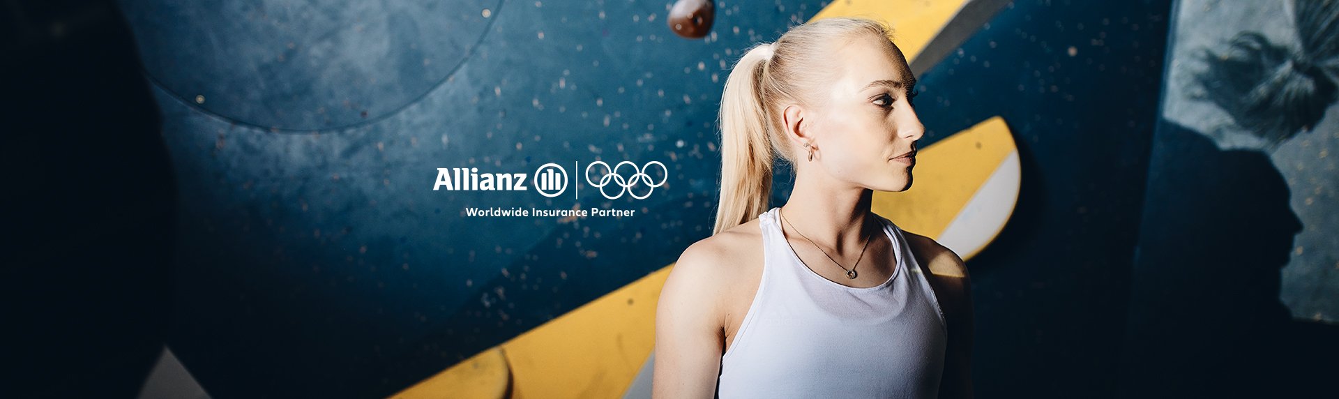 Janja Garnbret v ospredju, olimpijski logo v ozadju