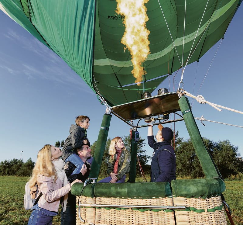 družina pri košari toplozračnega balona